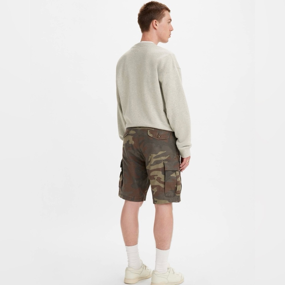 Levi’s|Men’s Olive Camouflage Cargo Shorts, size 40•••Summer closet staple - Picture 2 of 14
